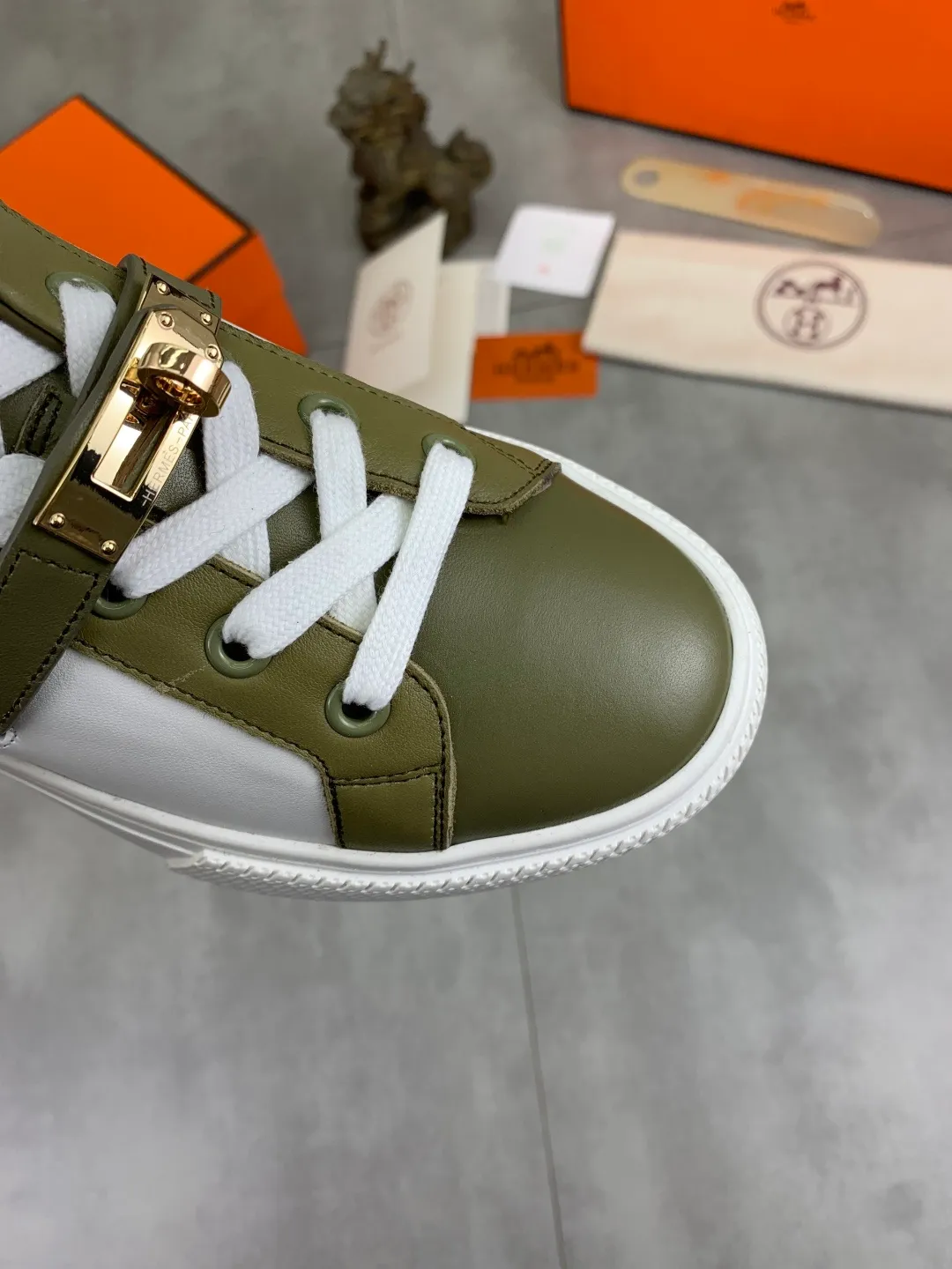 Men's men's shoes 💰P640 New Hermes top version Hermès classic couple style #𝐊𝐞𝐥𝐥𝐲 buckle casual white shoes skateboard shoes that will not conflict with shoes at all. Full of unknowns, Hermès rarely produces flat casual shoes and they are paired with classic palladium-plated Kelly shoe buckles! You'll fall in love with it at first sight. It's super versatile and can be worn with any skirt or pants. 🉑️Close your eyes and wear it. It's super noble. Fabric: Specific cowhide/canvas material. Lining: Sheepskin lining. Outsole: Original molded TPU outsole. Size: 35-45.